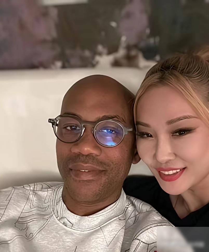 武汉女婿马布里完全被妻子汪妤凌给规训了，叫拍视频就拍视频，叫跳舞也照样配合。乍一