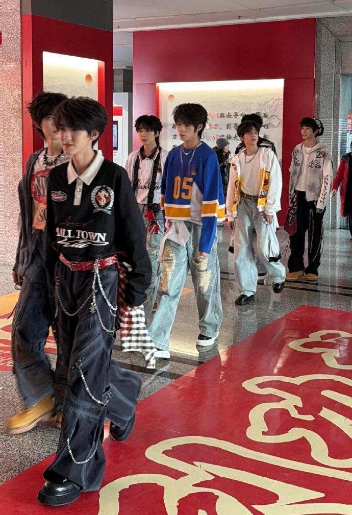 TF四代春晚录制路透川渝春晚TF四代路透 TF四代春晚录制路透，期待舞台 