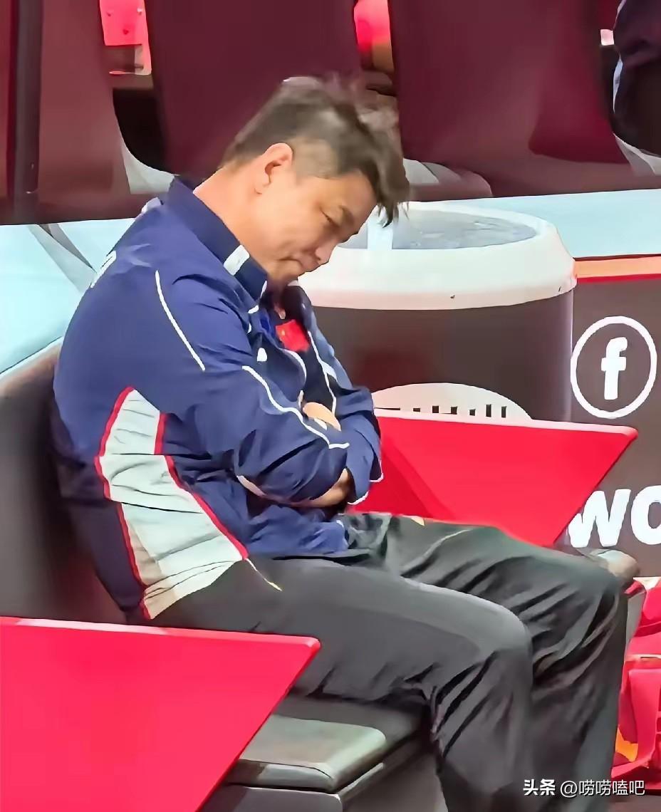 连输同一个人五次，是什么感觉？
林诗栋知道。
从去年到今年，他五次在国际赛场上，