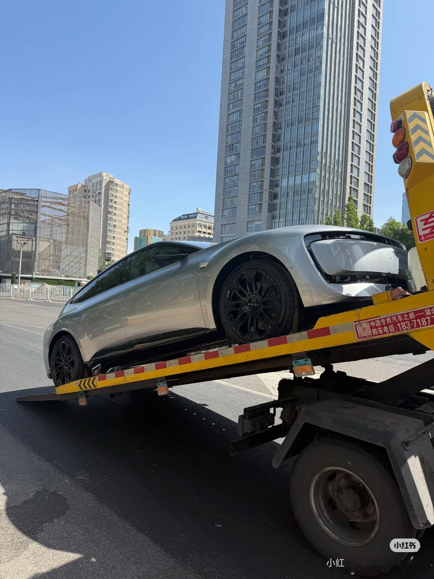 AUDI E5 Sportback 的路边照。其实侧面是很好看的，但其实我不太理