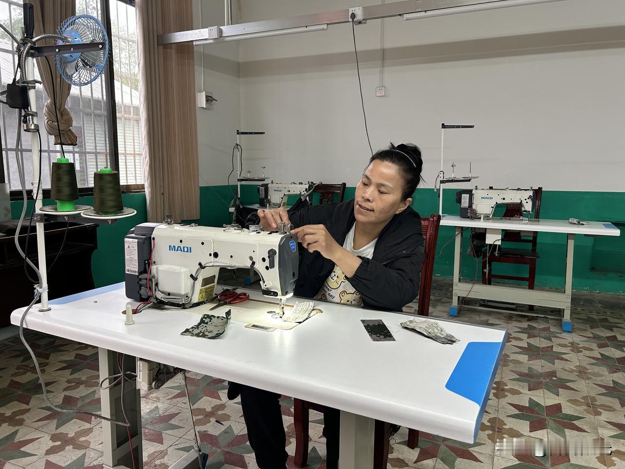 驻村日志：一大早，福达制衣有限公司车间内，20余台缝纫机重新轰鸣。这家因订单中断