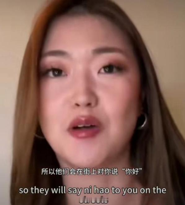 在巴黎街头，一声“你好”，让华裔女子产生了莫大的应激反应，愤怒的回应：“我是加拿