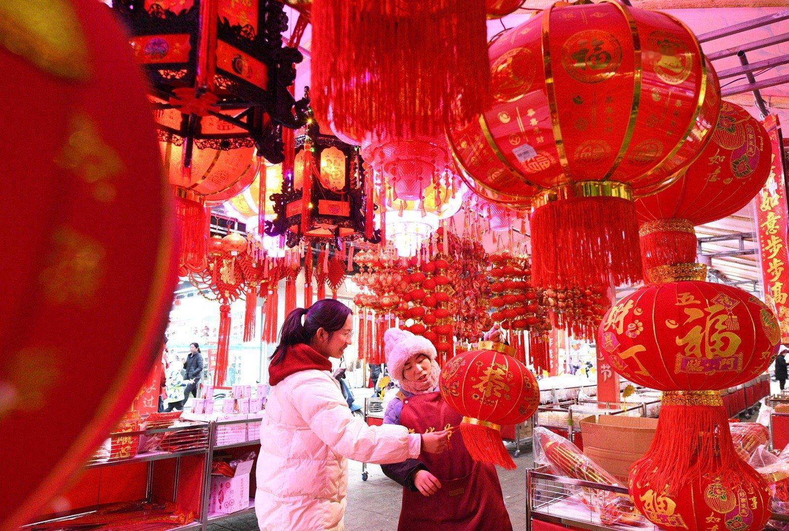 春节摄影大赛人间烟火处，年味正浓时。红灯笼挂满街巷，藏着最质朴的欢喜与期盼；水上