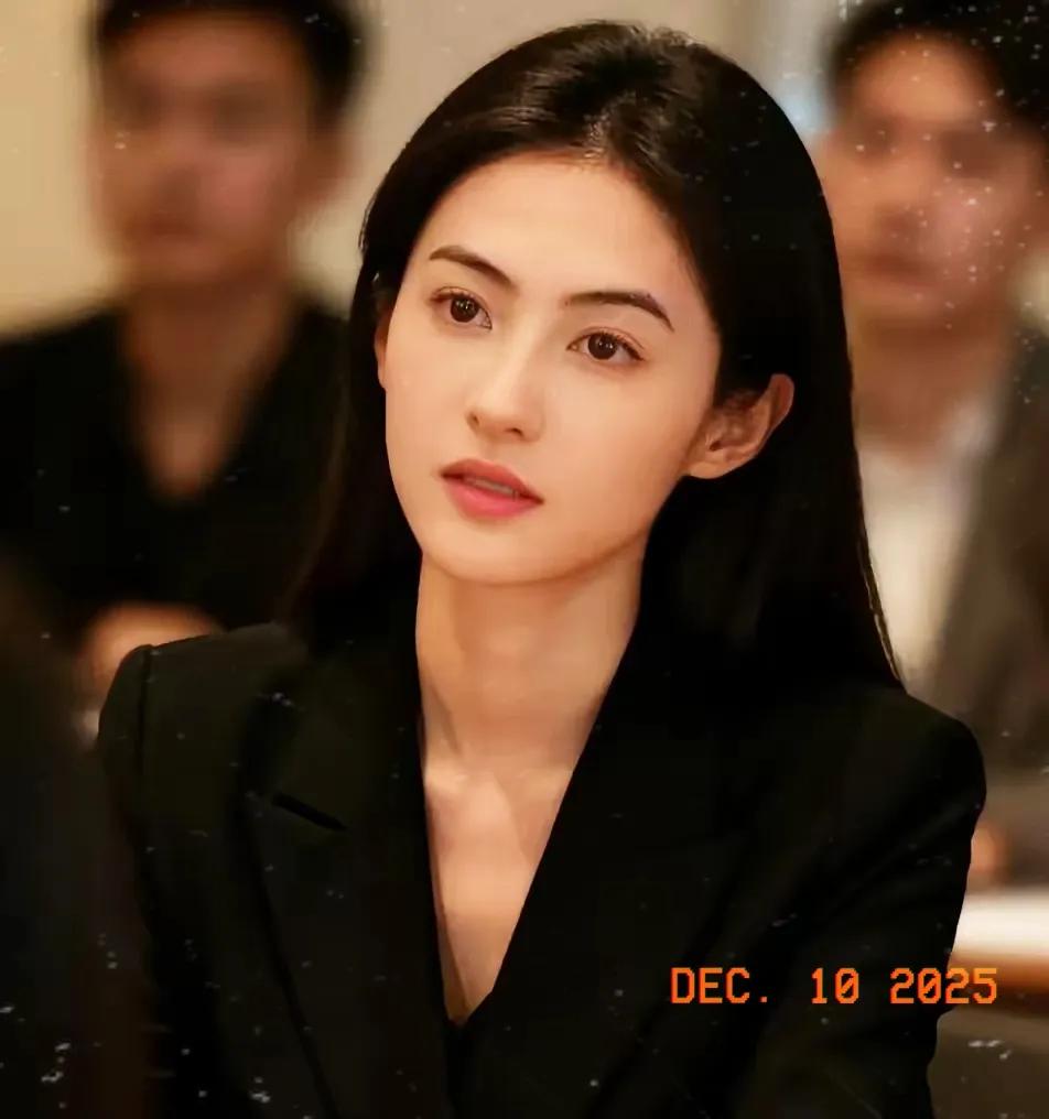 大家不要再心疼张柏芝了
不要觉得她可怜巴巴了
我真不明白，哪来的可怜？谢霆锋一年