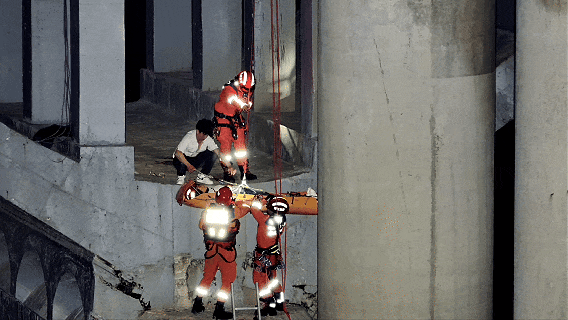 够离谱的！浙江兰溪，一对情侣大半夜发生争执。吵着吵着，女生情绪上来，直接翻过大桥