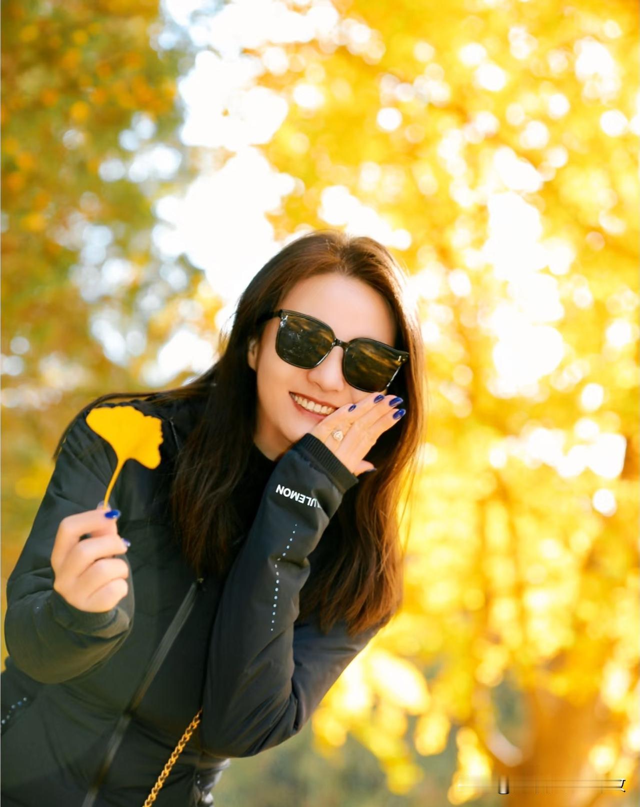 秋叶落，人微笑，岁月静好。人像摄影如何拍出清新的风格