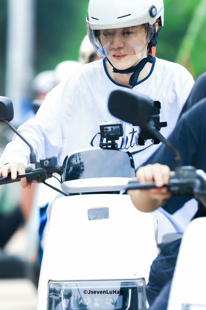 鹿晗骑电动车鞠躬鹿晗膝盖鼓包这身衣服骑电动车好像偶像剧啊哈哈哈哈哈