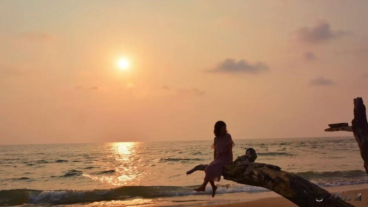 请对下联
上联：鸡声入耳惊晨梦
下联：月色缠身催夜眠            
 