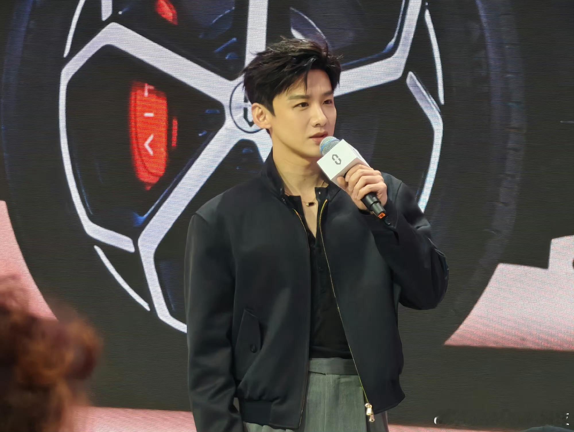 北京车展问界展台直接被挤爆！白敬亭惊喜现身，作为品牌挚友亮相现场，简约造型帅气值