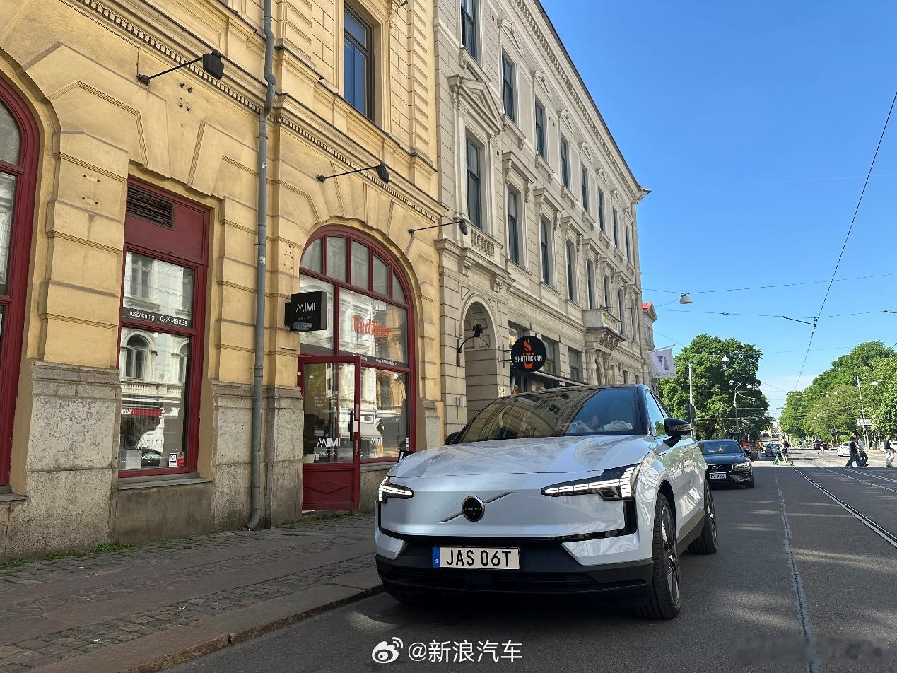 #何同学飞上万公里取快递# 何同学到沃尔沃的发源地哥德堡参加EX30的发布会，这