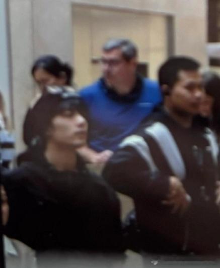 #肖战纯素颜偶遇图##肖战好优越的骨相# 肖战真的是天生的明星，素颜在人群中都闪