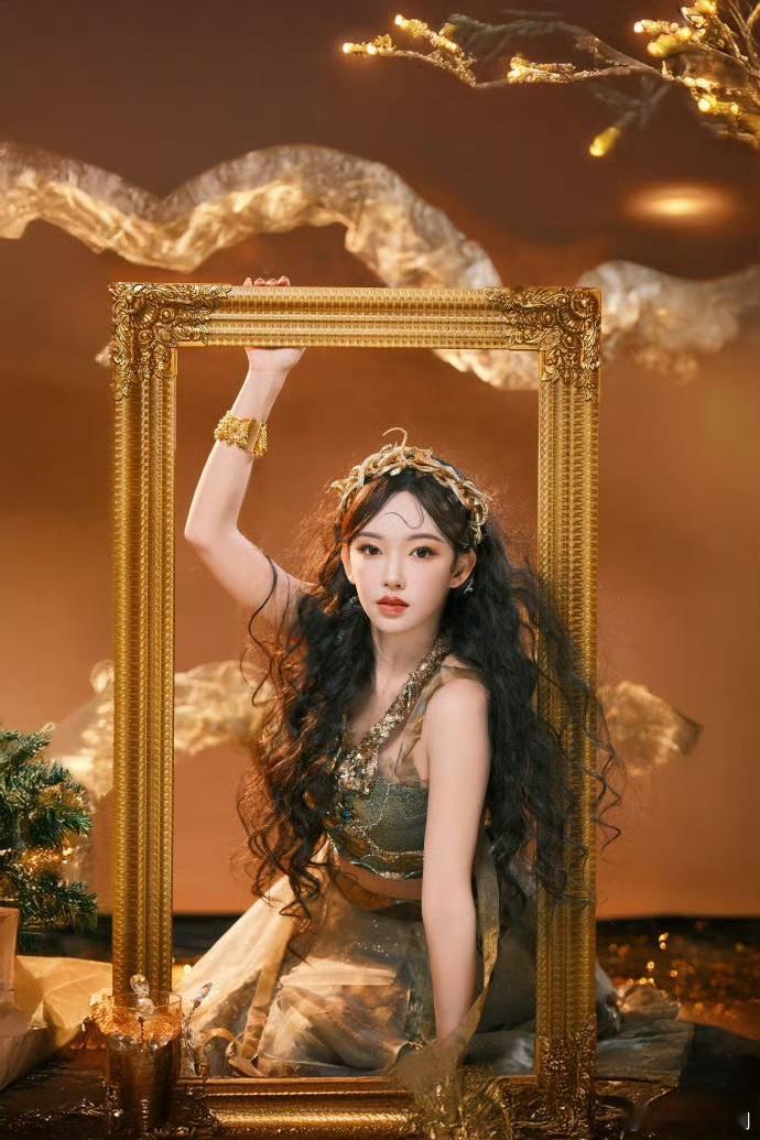 程潇金色蛇女  程潇这次的金色蛇女造型堪称神来之笔！完美融合了时尚与艺术，她用实