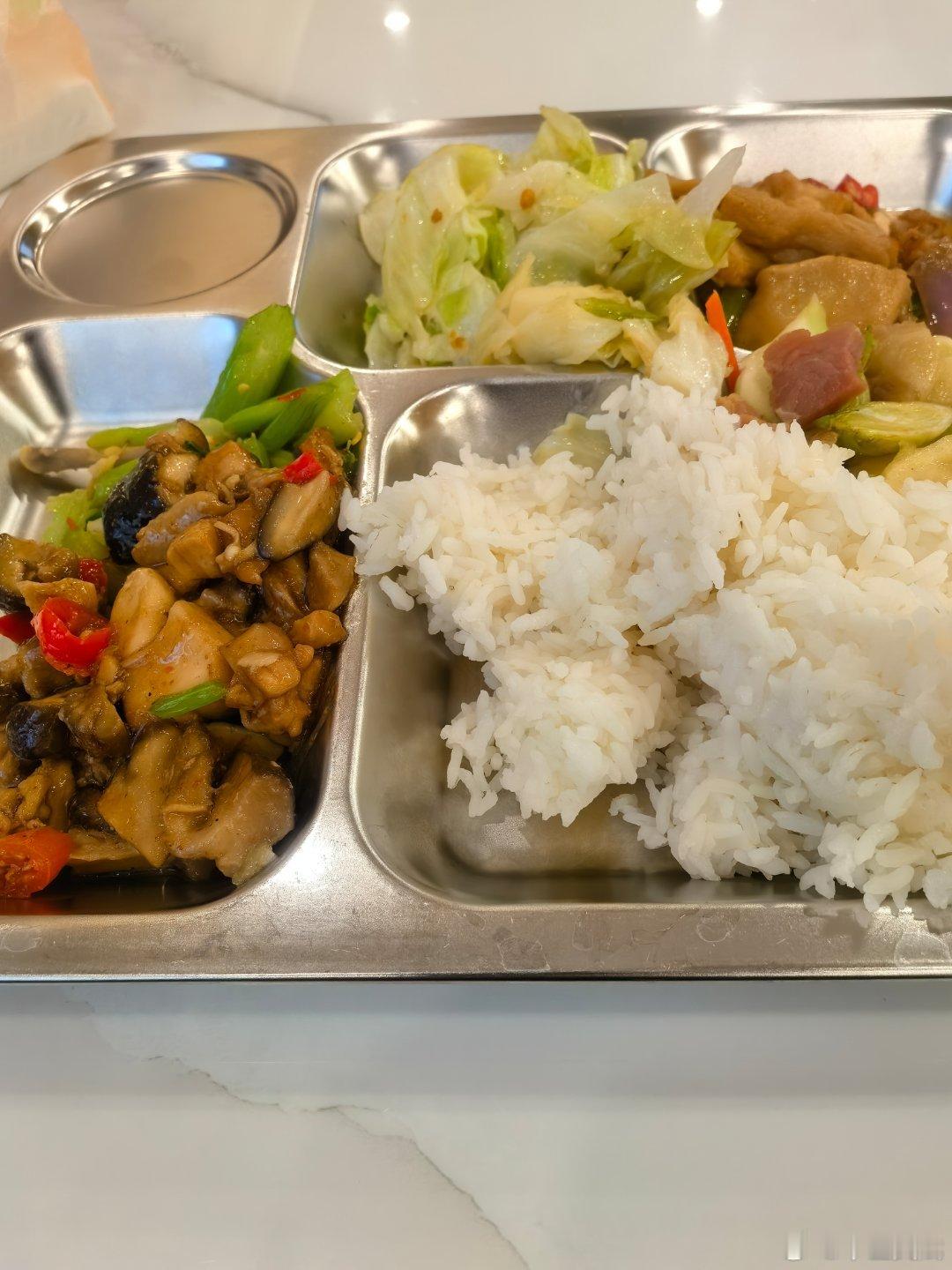 食堂素食为主，我是觉得挺好的，吃那么多肉干嘛。今天一位大佬受不了了，说肉太少，大