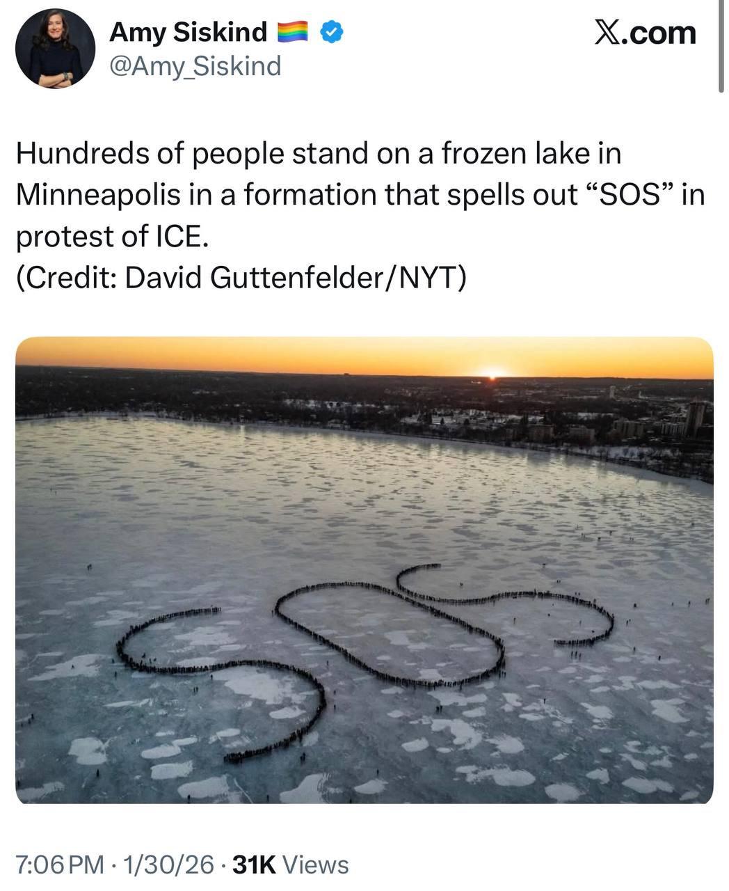 明尼阿波利斯人向世界求救

本周五，抗议的明尼阿波利斯人在当地的冰冻湖面上，拼出