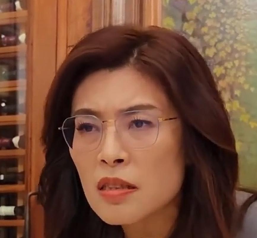 郑丽文作为一个政客还需要提高自我的修为，但如果她做文宣方面的工作是无人能及的。