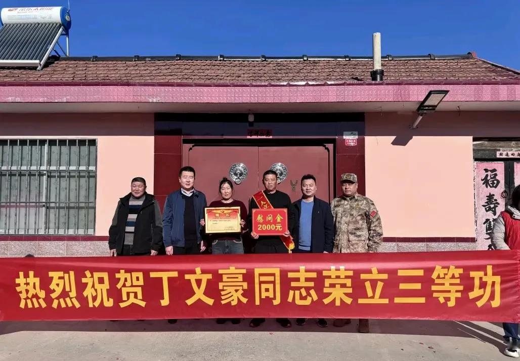 军地送喜报，军功耀门楣。1月20日上午，青岛市西海岸新区藏马镇人民武装部与退役军