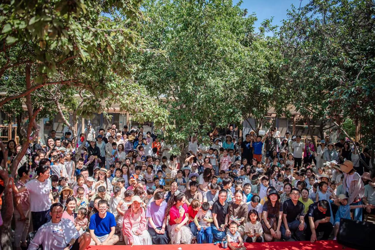 六一儿童节到啦，幼儿园里到处热热闹闹，校园里人山人海，到处都是欢声笑语。小朋友们