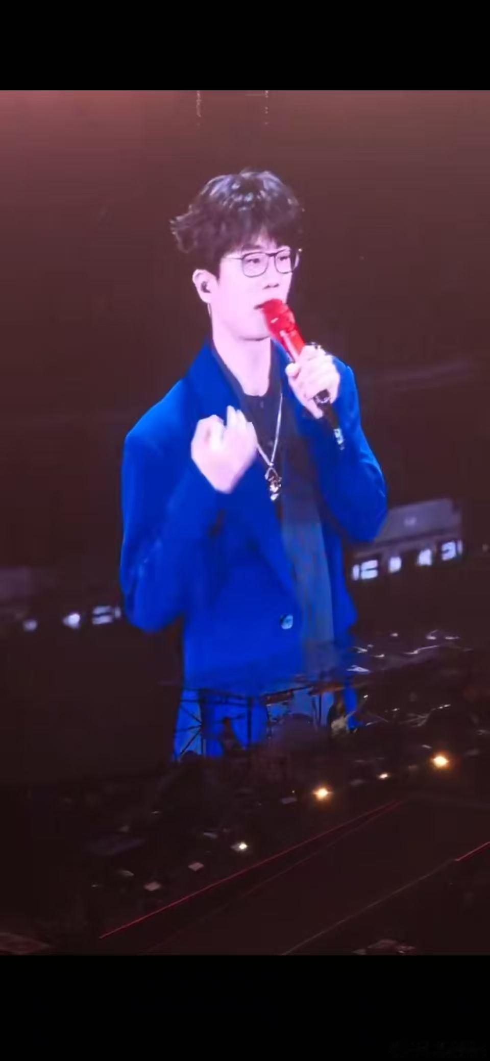 许嵩要直播公开演唱会选衣过程 许嵩说很多衣服是定制的，从草图到面料到试穿大家一起