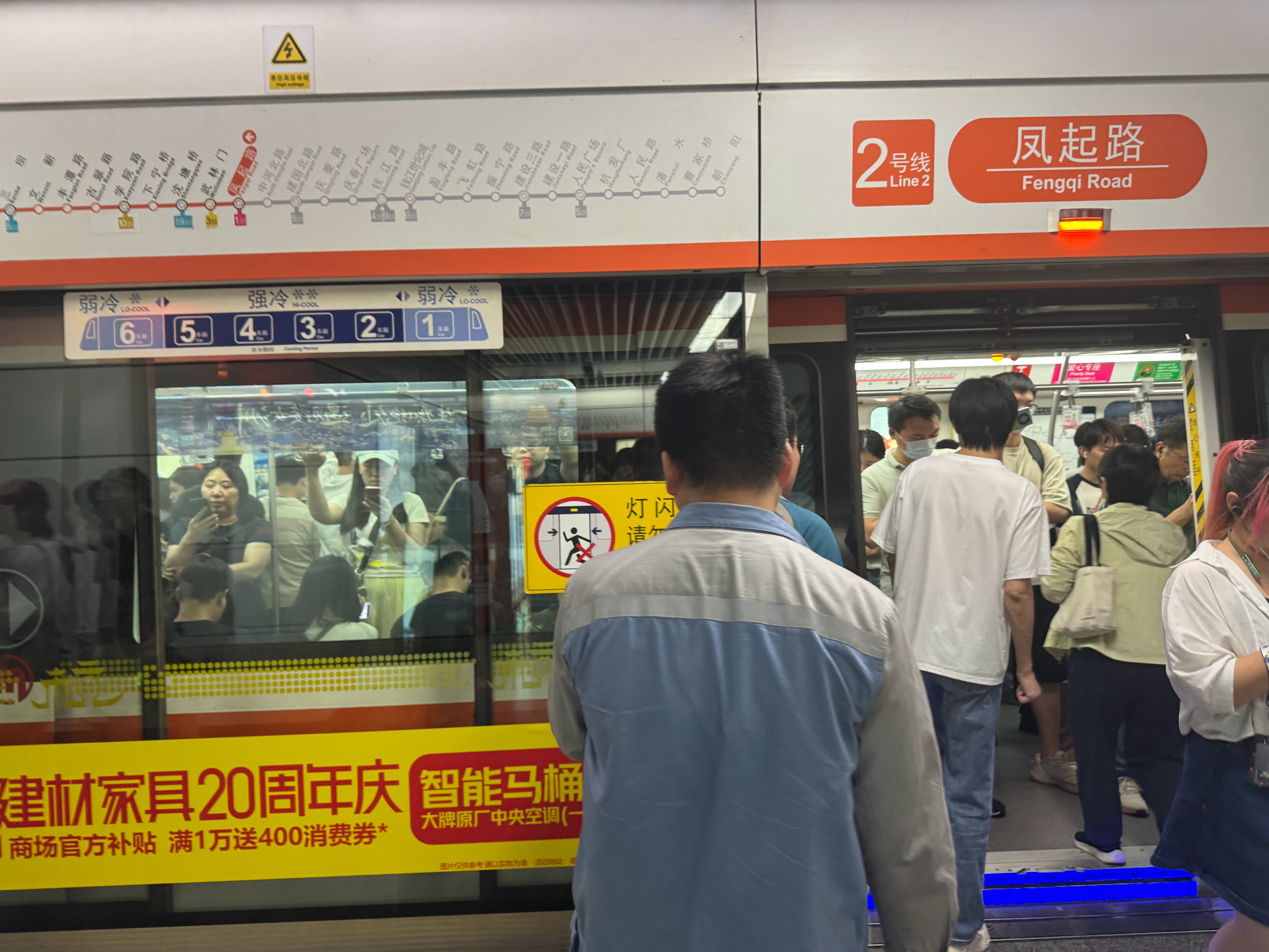 今天在杭州，本想坐地铁感受下大学生活，好巧不巧感受晚高峰了，只记得那会的武林广场