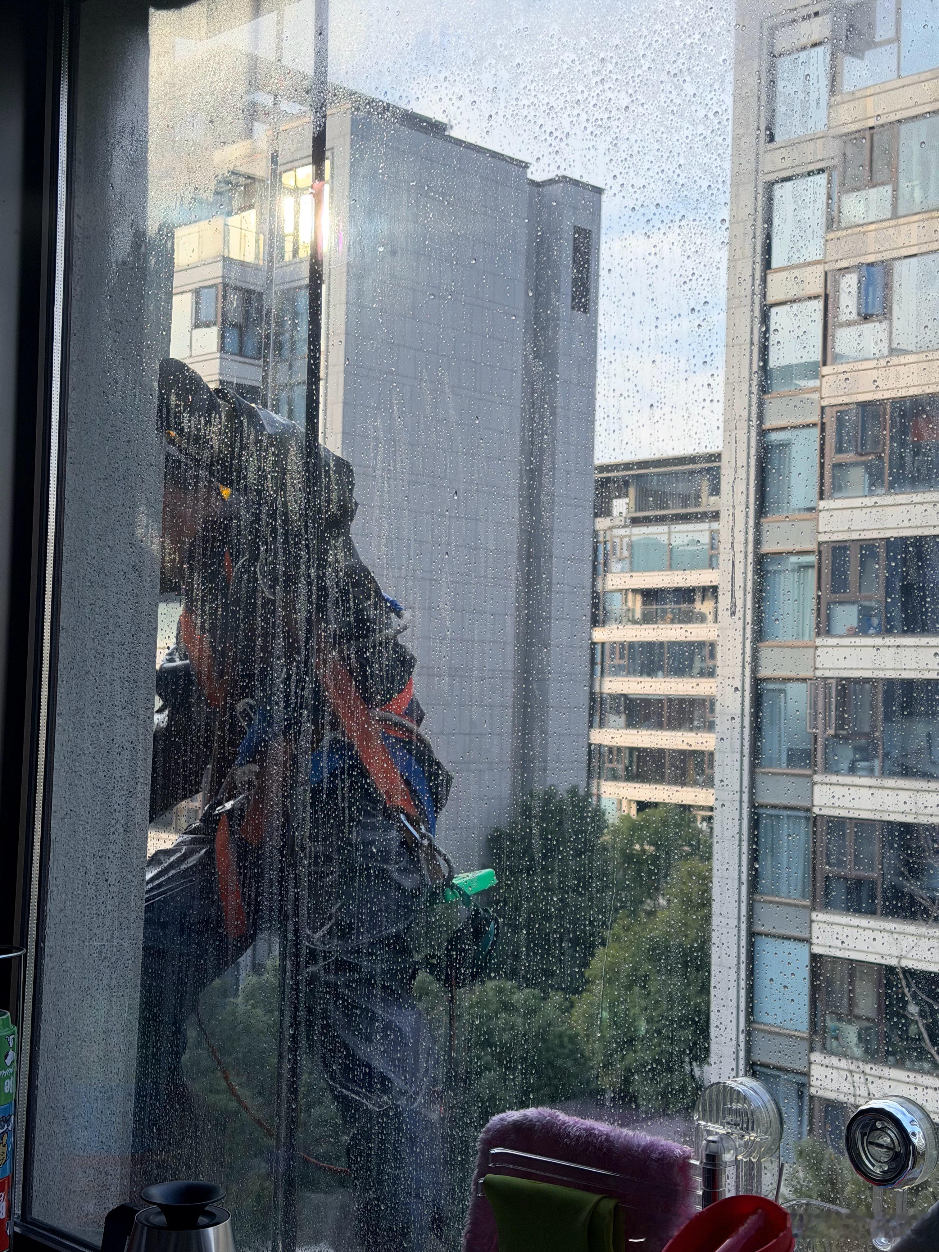 惊现蜘蛛侠，小区一年一度的擦窗服务