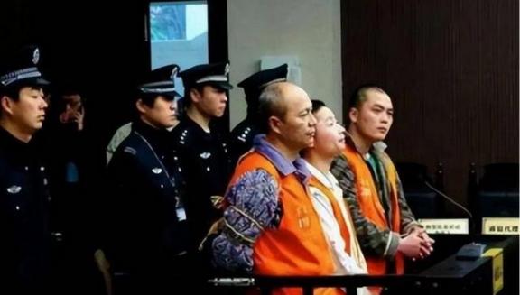 2010年，浙江温州一漂亮女警，被三名歹徒抢劫之后被追赶轮番凌辱，之后更是准备挖