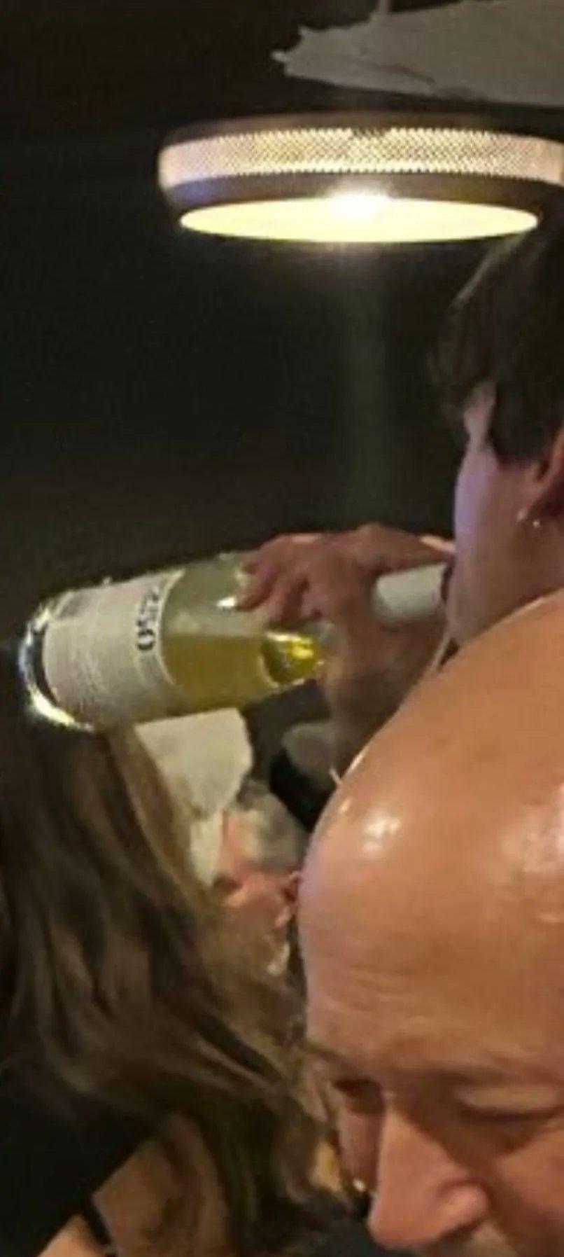 在白宫记者晚宴枪击事件发生后，人们逃离现场时，有人顺手牵羊地拿起了整瓶整瓶的酒。