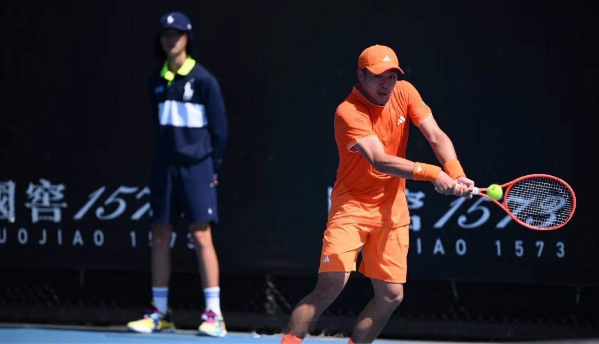 吴易昺vs纳尔迪2026澳网男单首轮，吴易昺以7-5/4-6/6-4/6-2击败