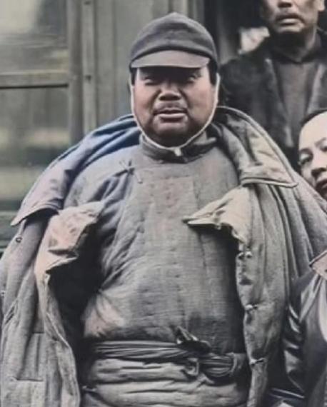 1928年，冯玉祥带兵火烧少林，屠杀武僧，大火连烧数天，大量古建筑和文献付之一炬