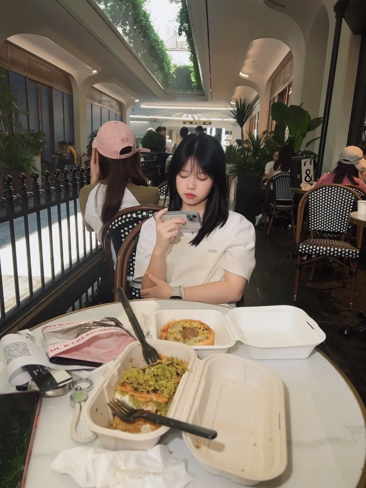 是我用青春养大的孩子，也是我的万能搭子，饭搭子，拍照搭子，取快递搭子...