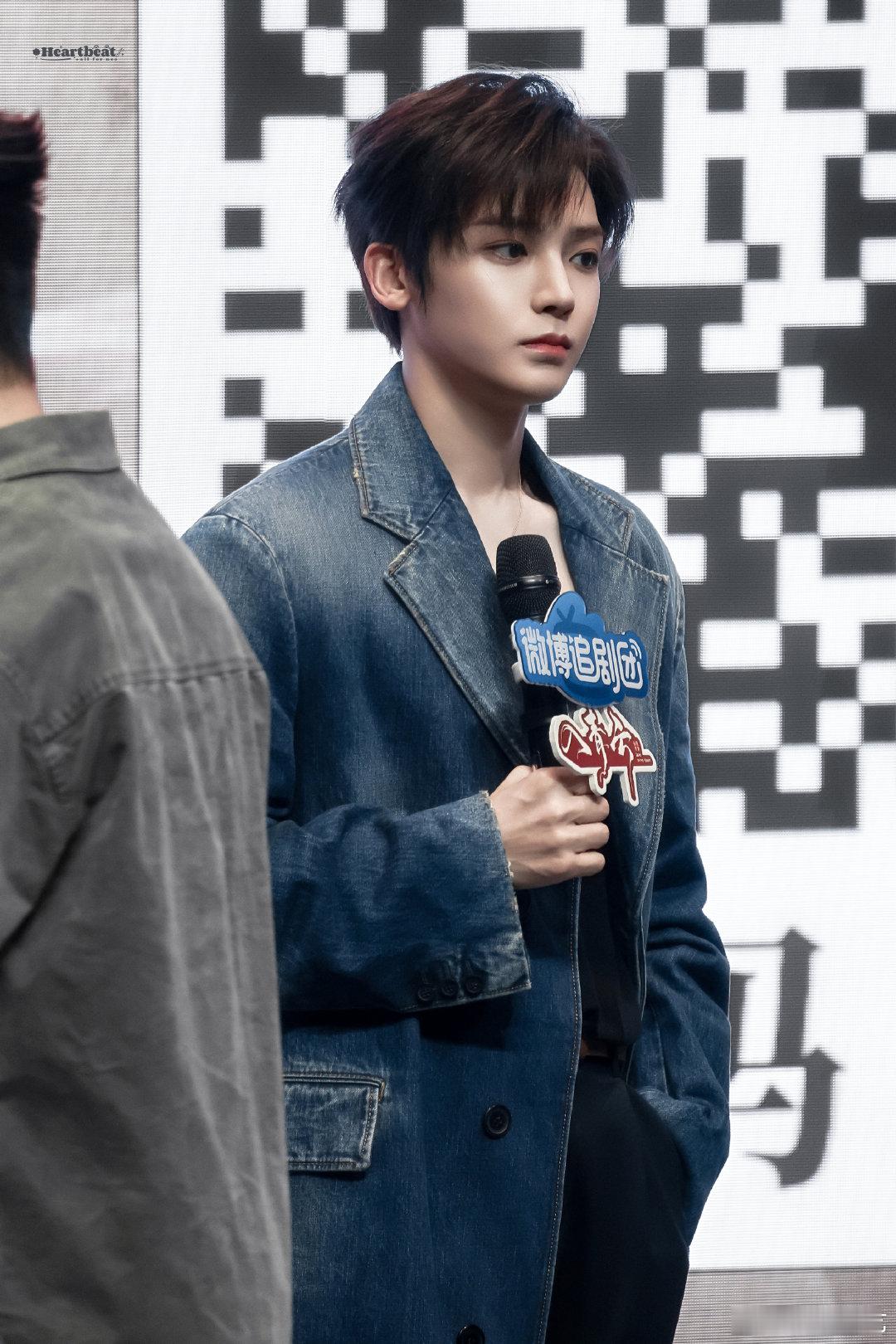 侯明昊要不还是盖个衣服吧 主持人递衣服是怕他尴尬，结果他忙着解释“裤子褶皱是设计