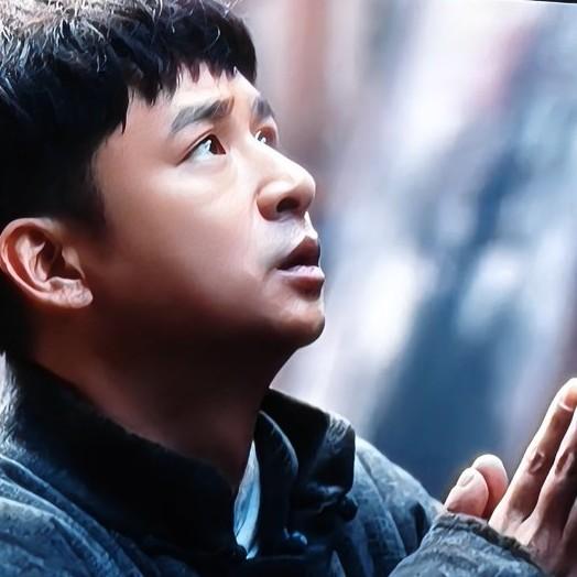 央视热播剧《八千里路云和月》里，因为丁玉娇看到报纸上反映战地医院的图片中那个望着