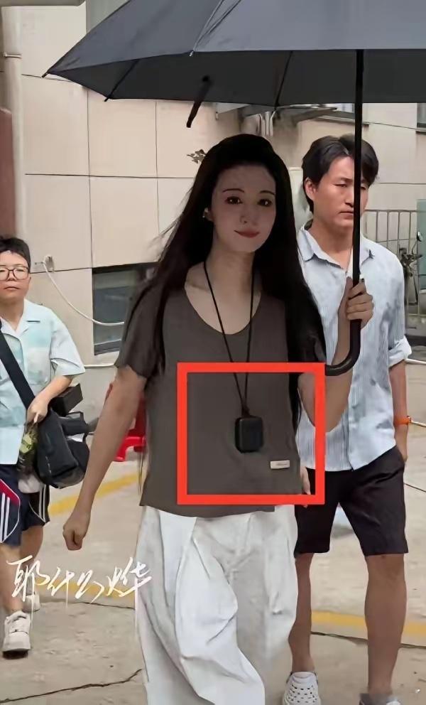 看着脖子上的净化器就心酸，天天呛烟，咳嗽怎么可能好，心疼美女！ 