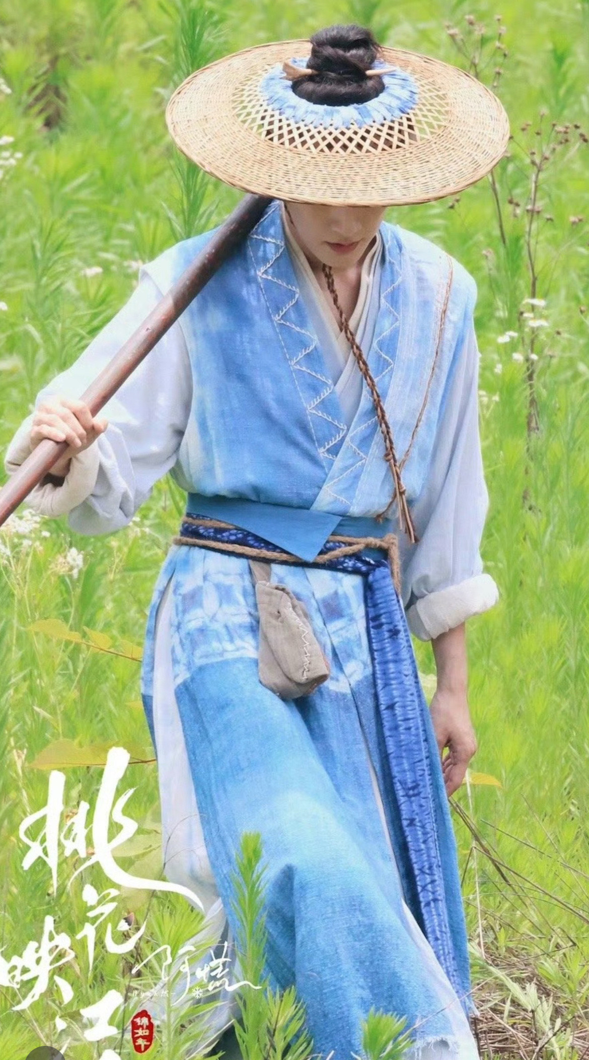 #刘学义[超话]# 刘学义这是精致的采花农！服化道很清爽，戴个草帽也遮不住的帅 