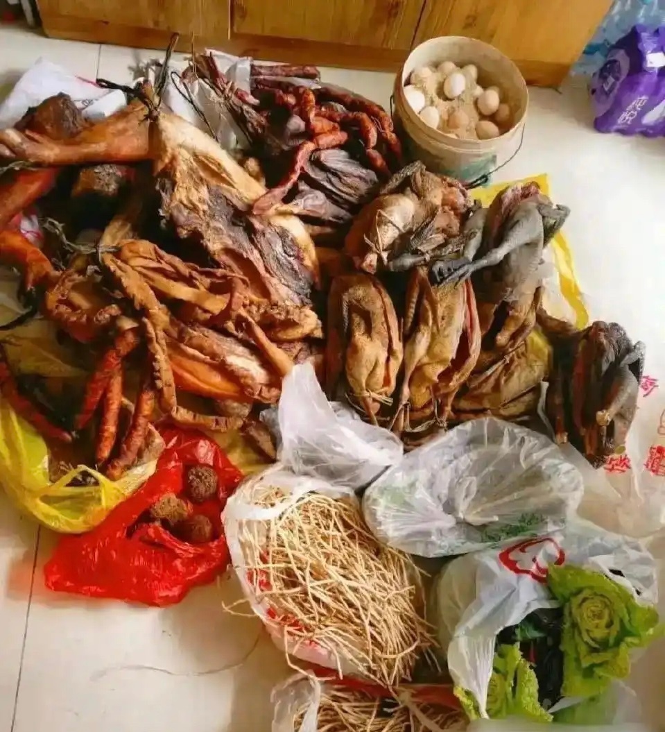 图一丈母娘给的，图二自己妈给的，这，没有对比就没有伤害啊…… 