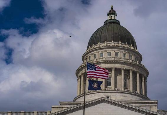 全世界没料到，美国动作真快，没踩中东坑，反而一招洗空30万亿债

美国欠的债，快