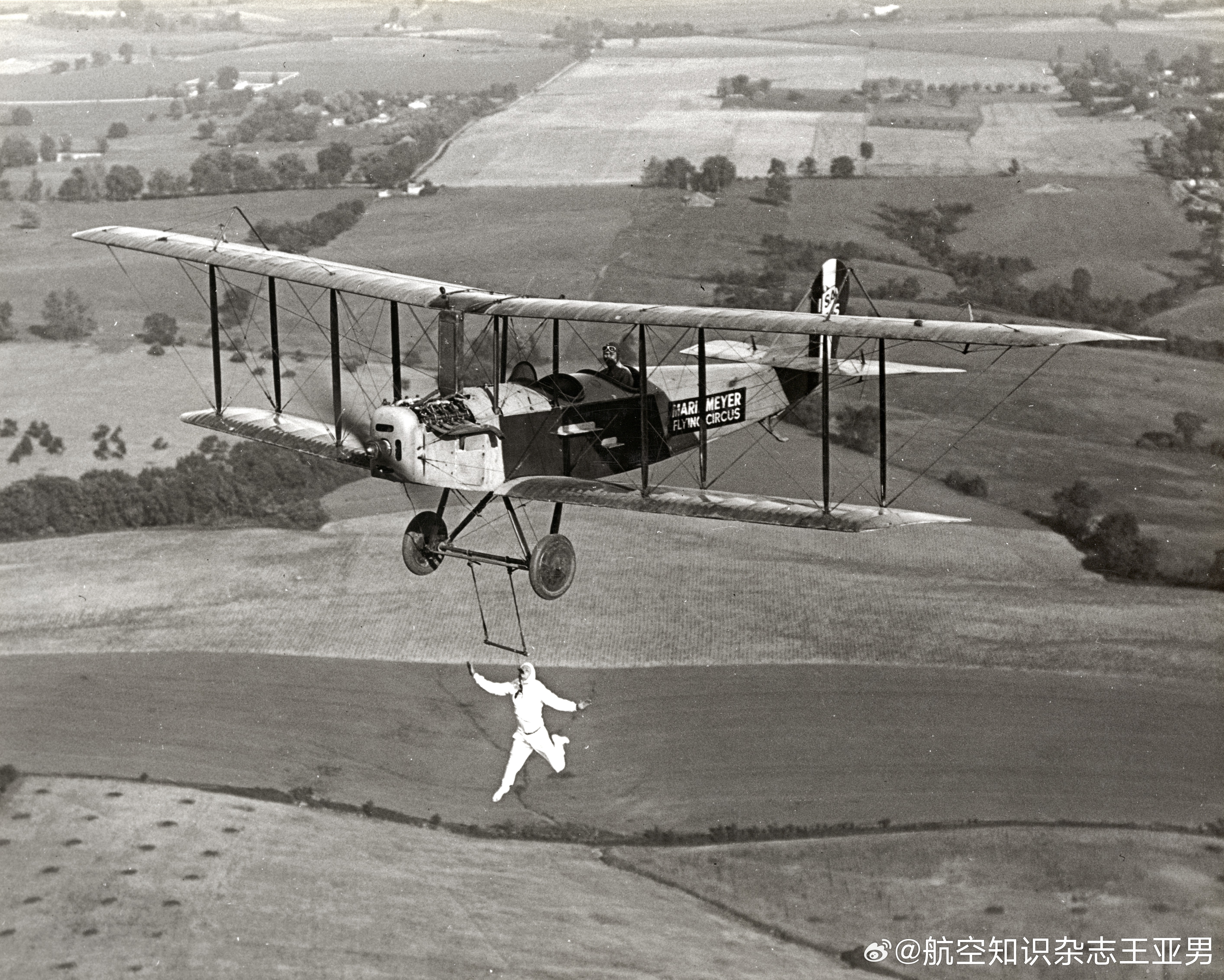这张照片拍摄于1924年7月4日。查尔斯·弗沃驾驶一架“标准”J-1双翼机掠过密