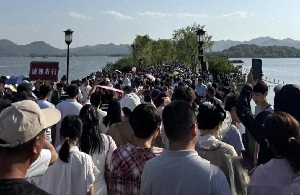 
景区离大门几公里？逼着坐车圈地收钱，旅游乱象真没人管管吗？

端午假期刚过去