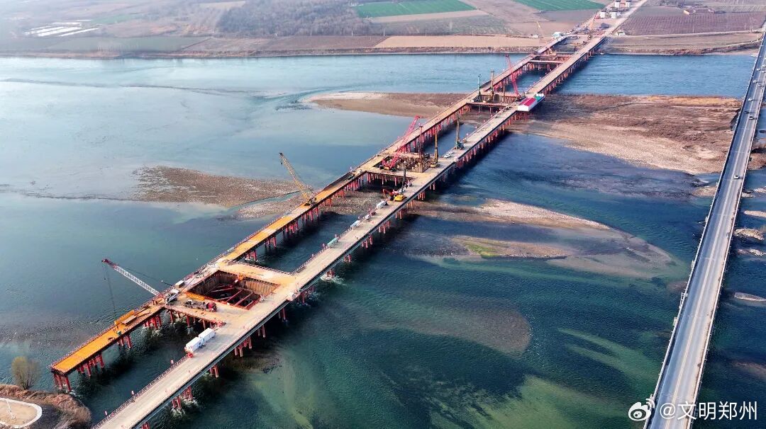 焦洛平高铁最新进展来了 2月25日，位于洛阳市孟津区的黄河公铁特大桥建设现场，吊