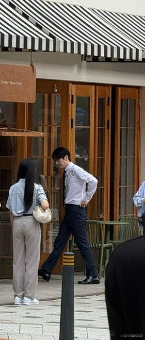 李浚赫《彩票一等奖也要上班》路透！！！！即使糊成这样的图 我都能感受到李dadd