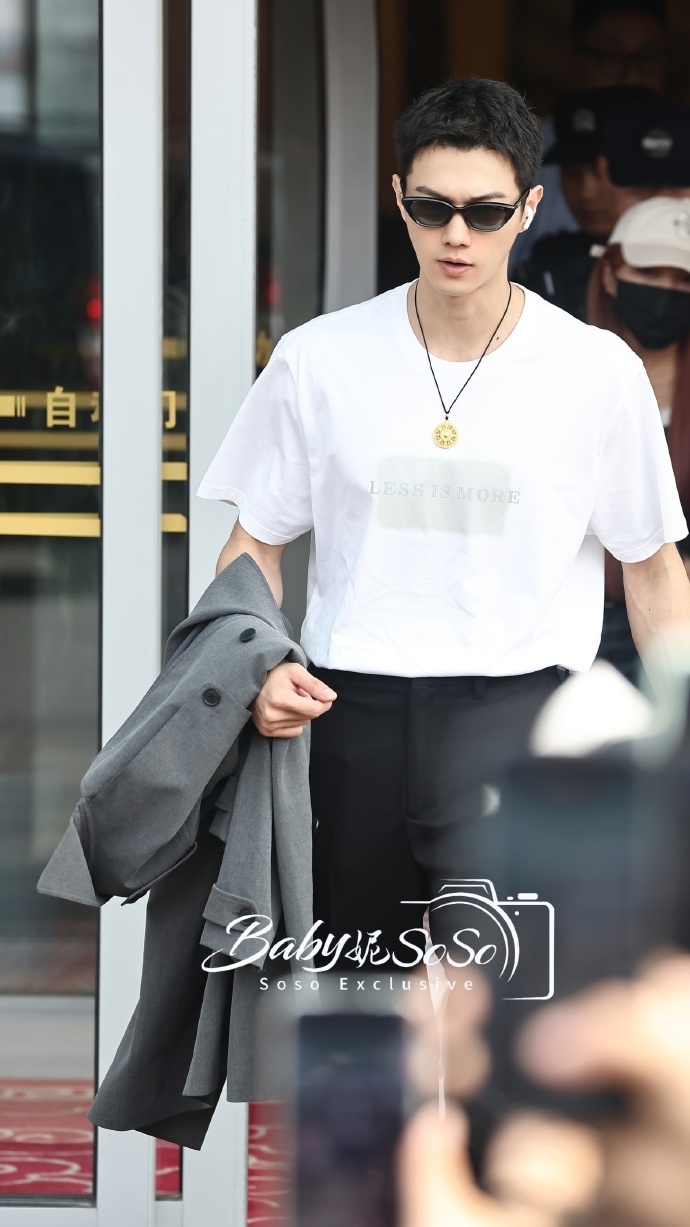 #许凯短发白T硬帅##许凯好板正# 许凯今天份机场造型有，是短发白T好板正的so