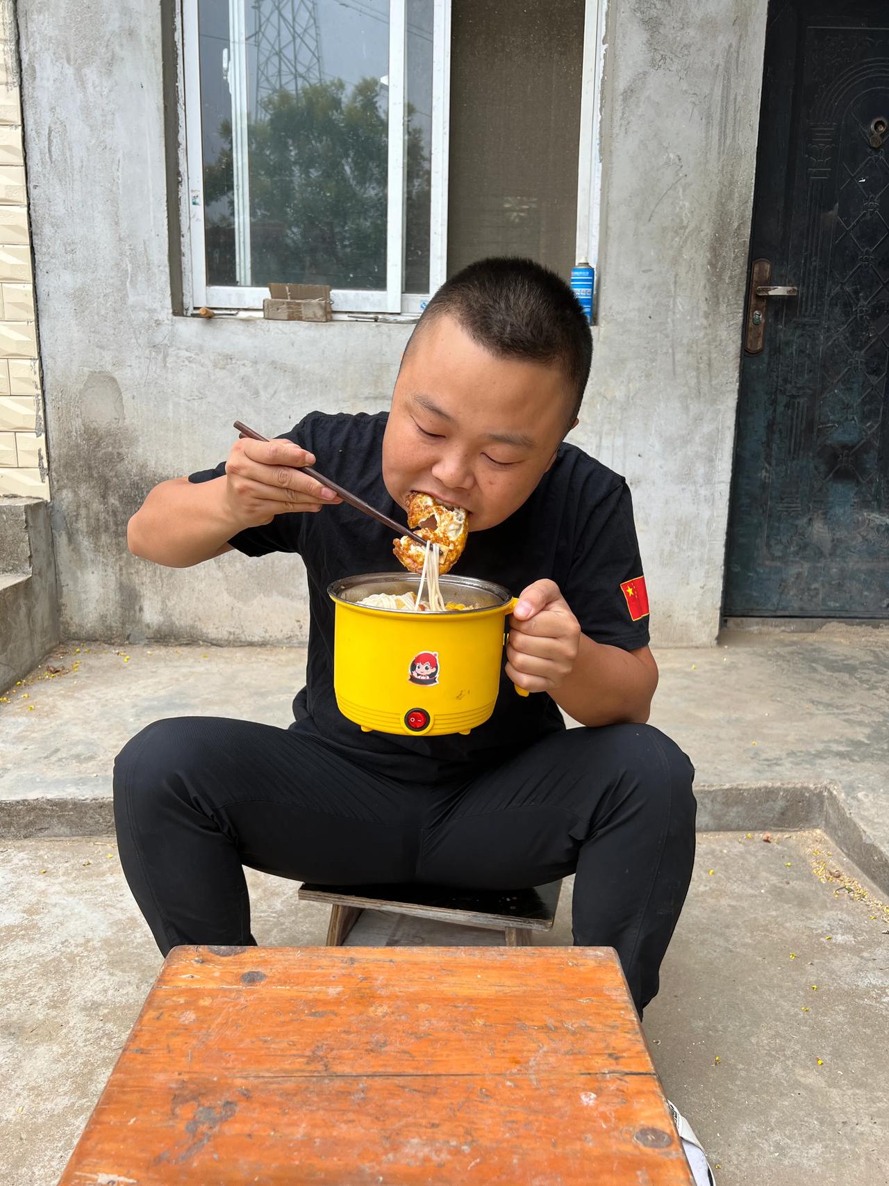 现在卖螺蛳粉都要送小电锅了吗？难道是太臭了卖不出去[捂脸]
我39.9买了五袋螺