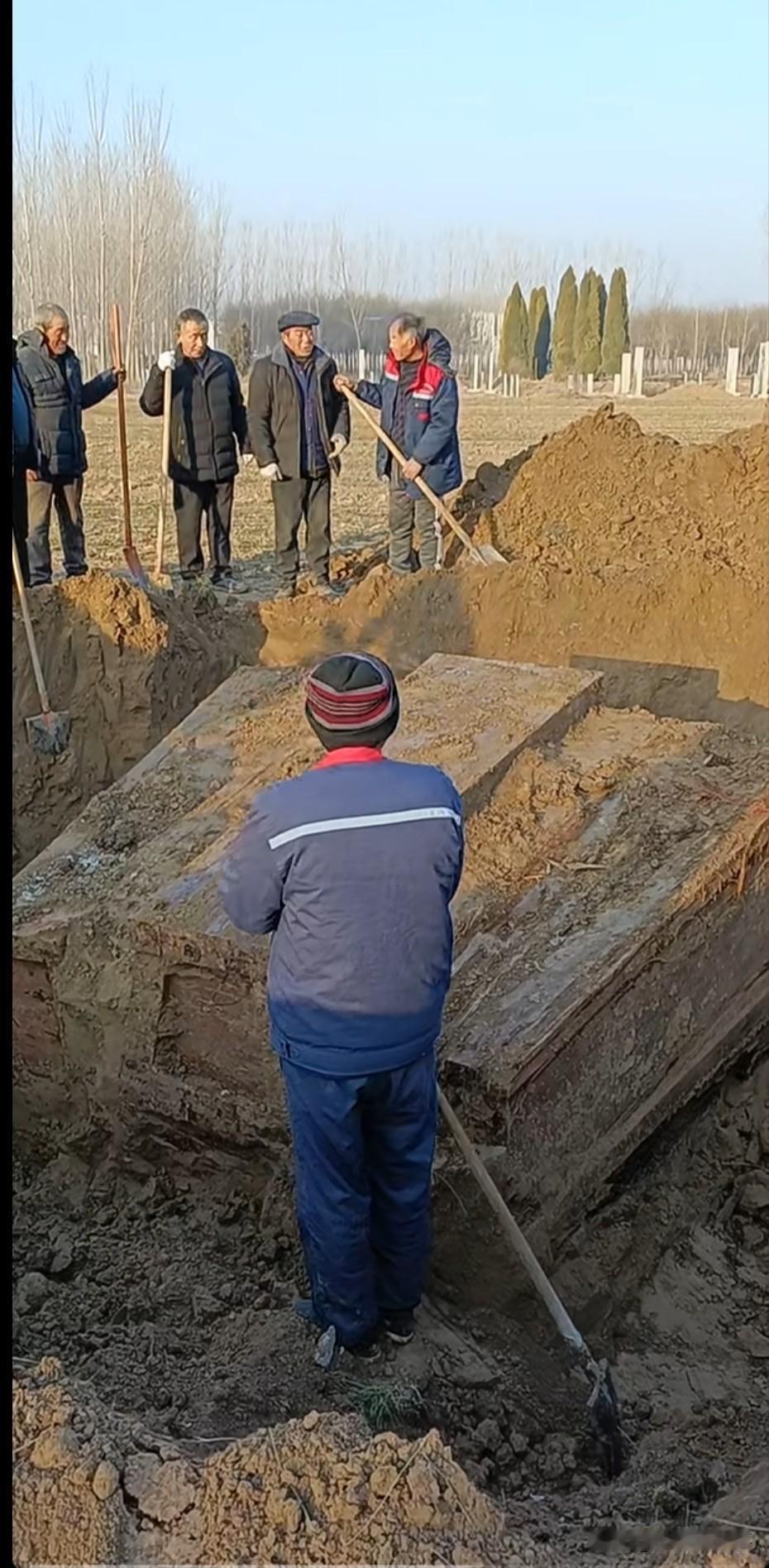 这应该是一家三口，看这排列方式大家知道哪位是男主人吗，两任妻子又是怎么排列的，有