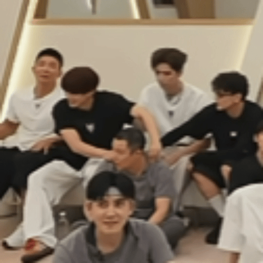 小沈阳是披哥最会享受的队长小沈阳在披哥过的太舒服了披哥这么多队长，小沈阳绝对是最