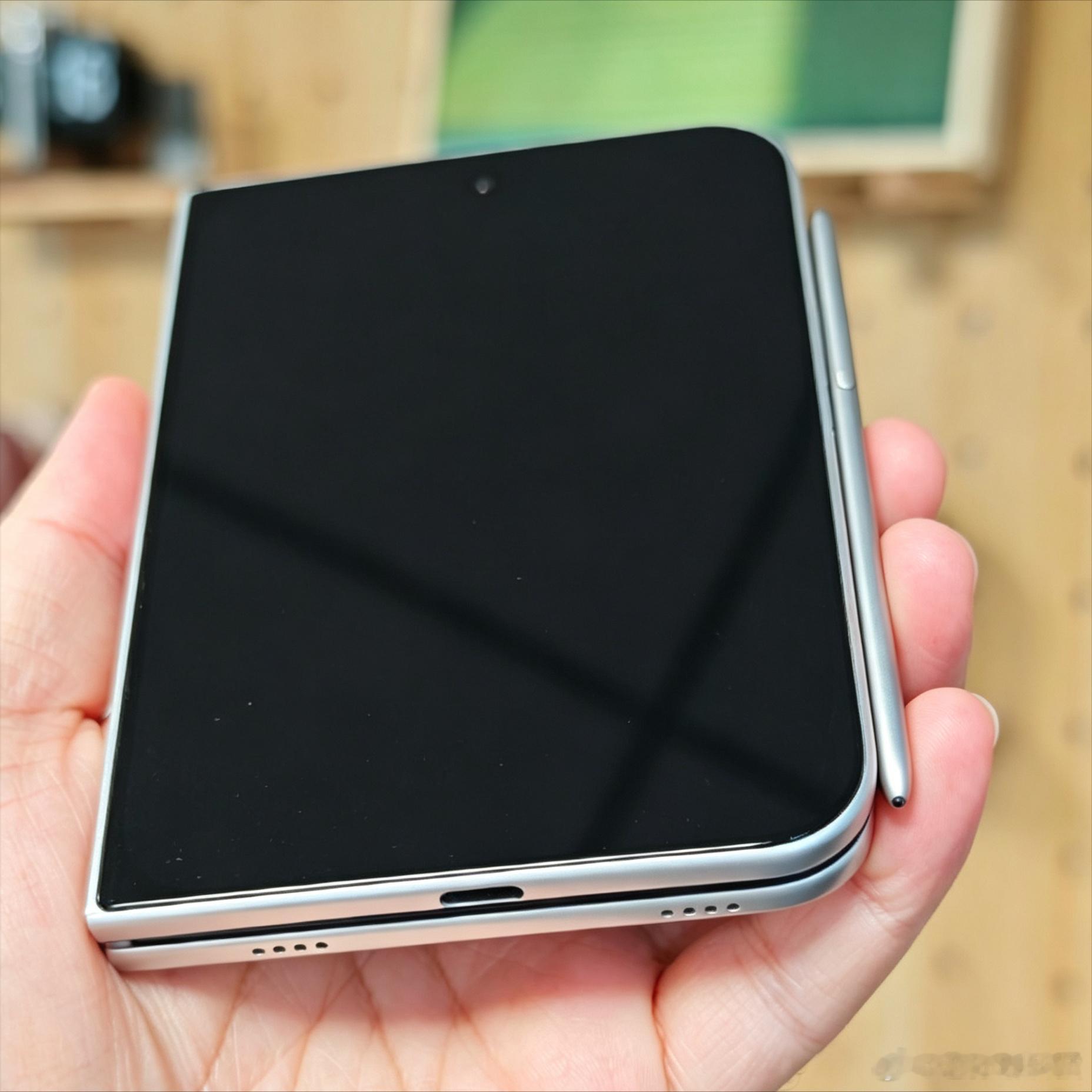 苹果砍掉手写笔了？外媒报道，iPhone Ultra量产版曾试图加入一颗手写笔，