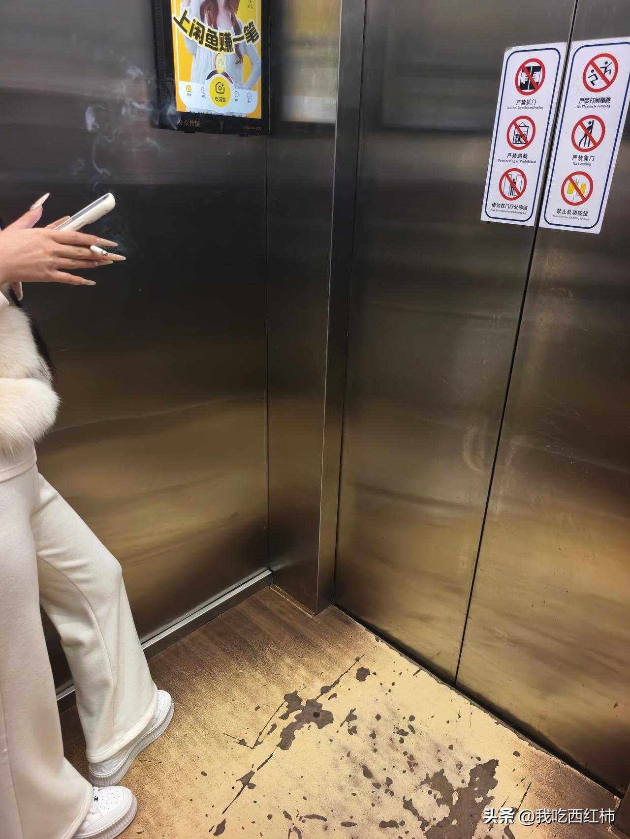 电梯抽烟的美女，你的样子一点都不美
进电梯发现一个美女点着在抽，我说“美女，你不