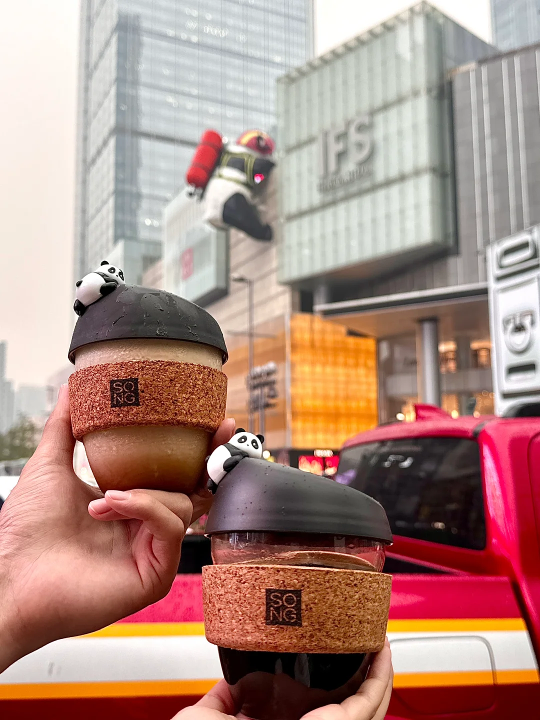 春熙路！！！大概有一亿人在拍限定爬墙熊猫！！！