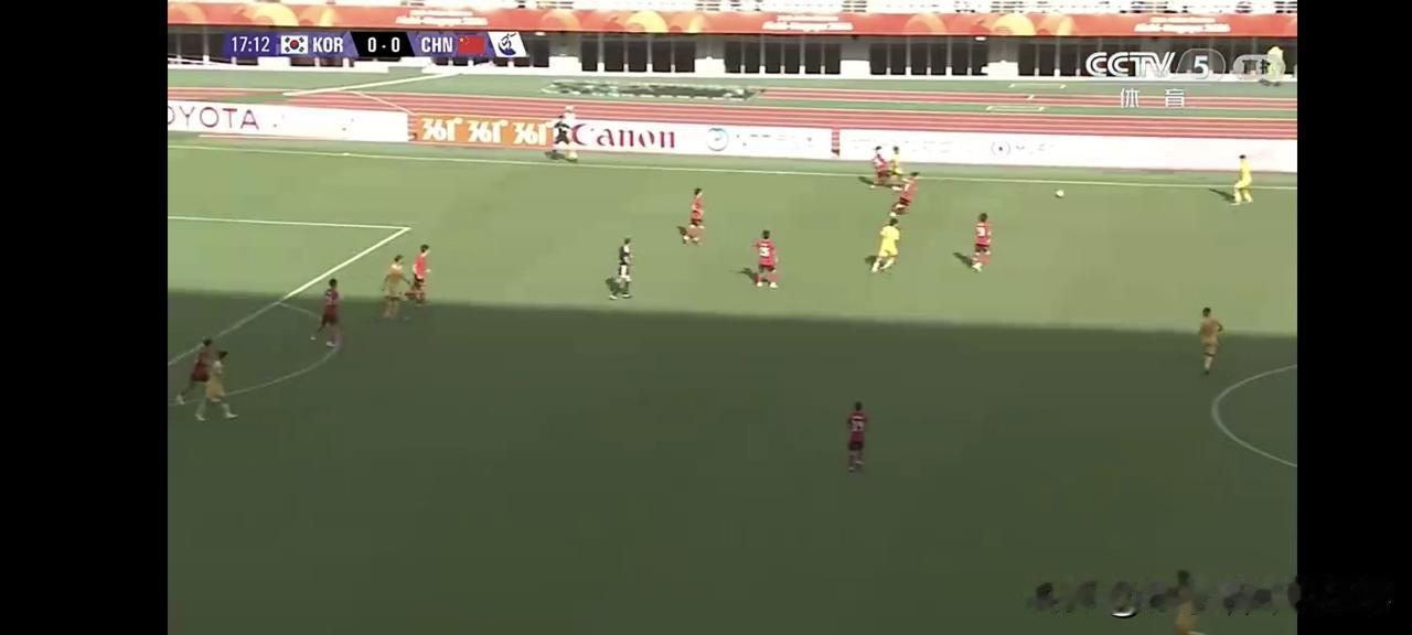 中国队同韩国队上半场的比赛除了王钰栋的进球外太少亮点了，没韩国队压着打，特别是前