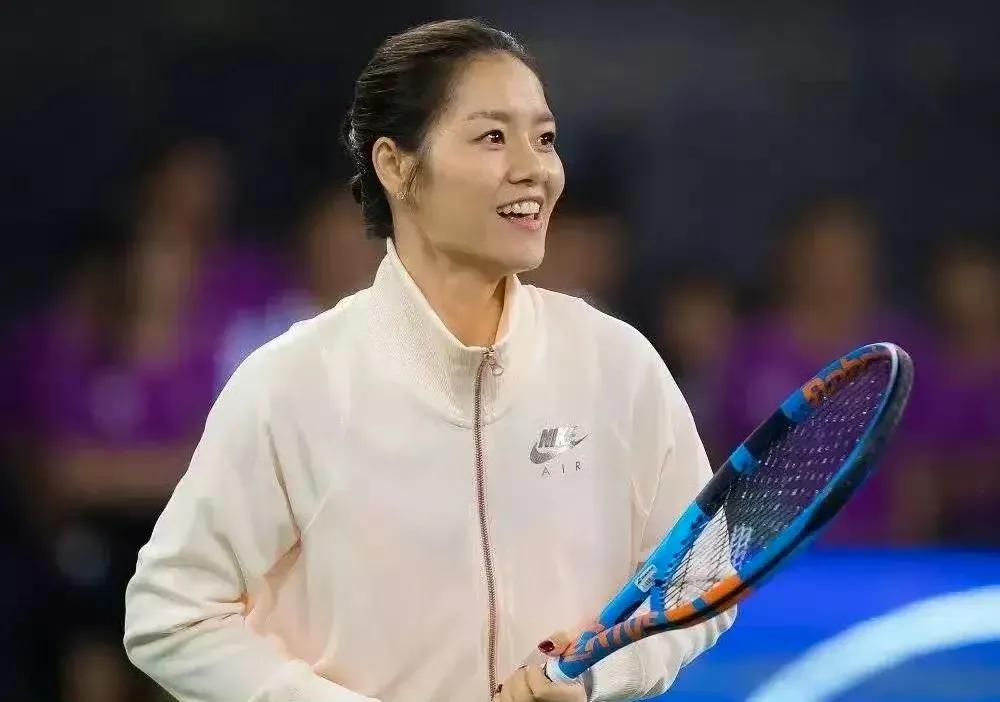 李娜两次拿大满贯的年龄是在30岁和32岁，而郑钦文才23岁，从崇拜李娜到成为李娜