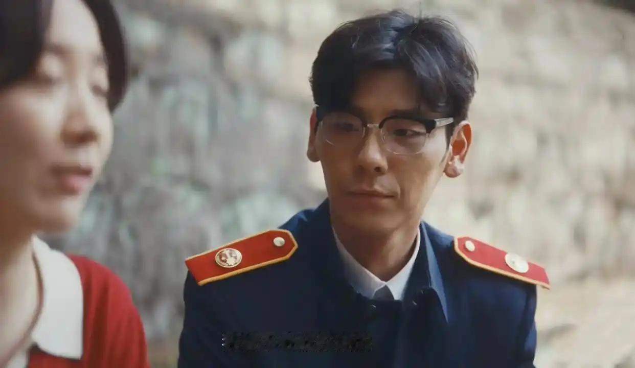 起初，余高远还假装犹豫拒绝，表示自己不知道方好好的爸是干啥的，他并不是为了高攀才