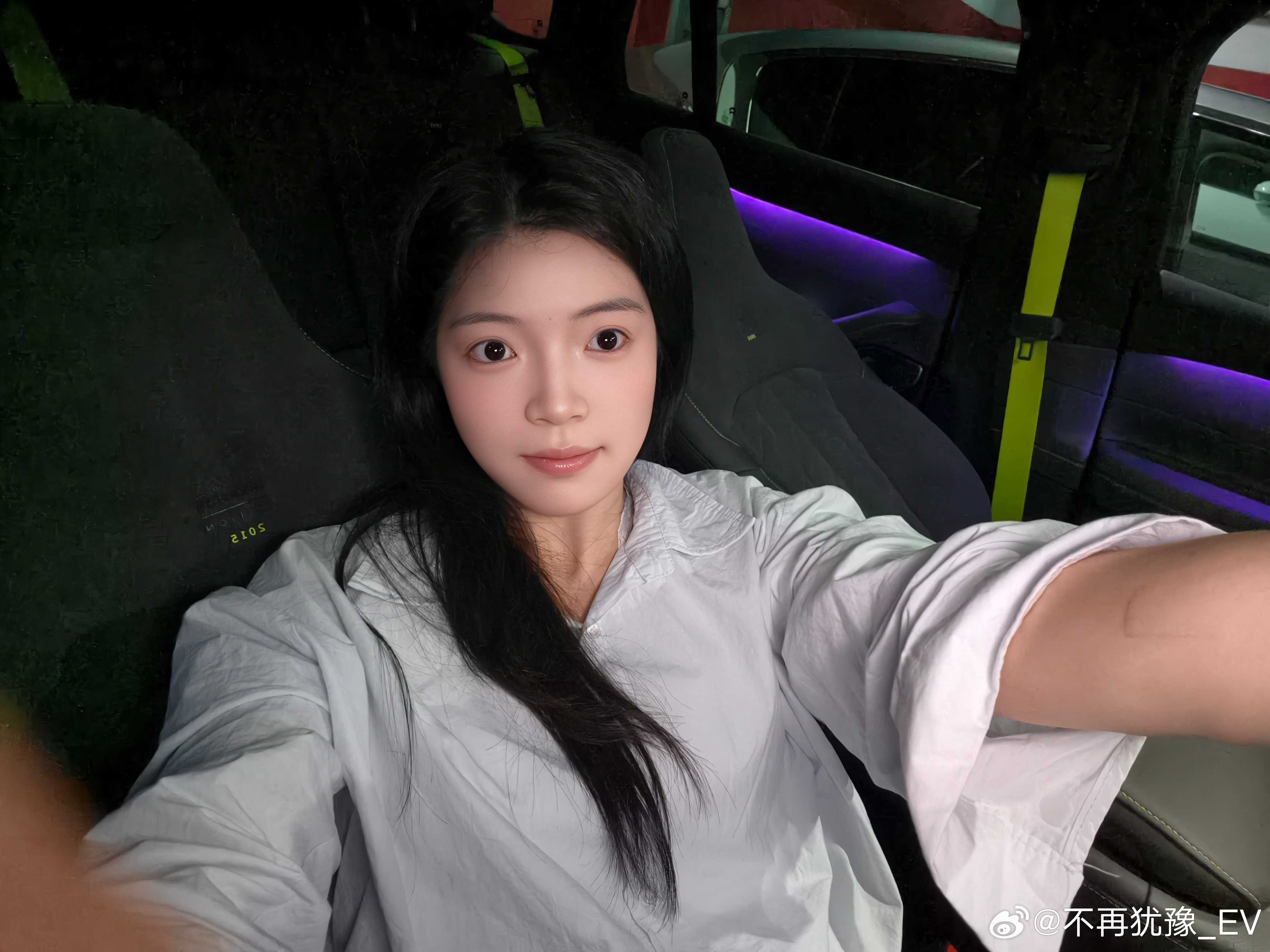 实测女王副驾有多香，腿托伸开后整个人能半躺，空间宽松不压抑，车内氛围灯一开，坐车